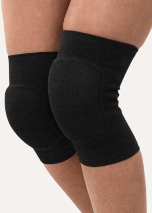 knie beschermers zwart op model