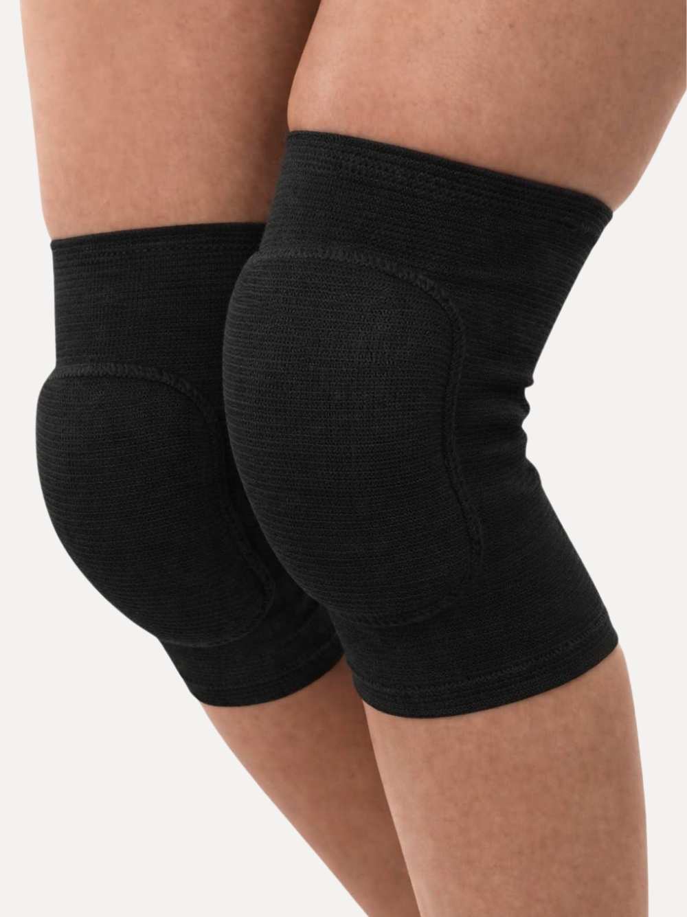 knie beschermers zwart op model