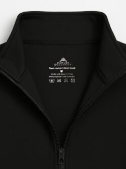 teamjasje teamjacket in zwart close-up heatprint